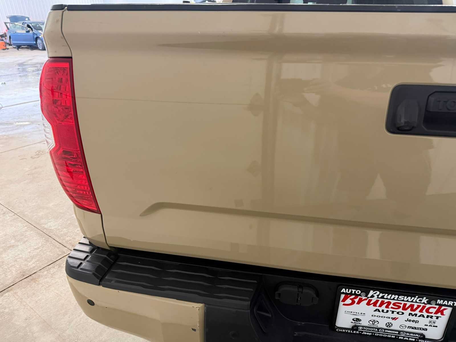 Used 2017 Toyota Tundra Limited w/ Limited Premium Package AWD/4WD image 17