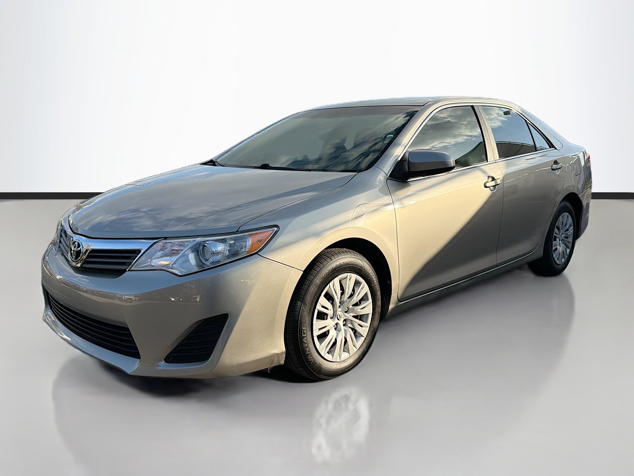 Used 2013 Toyota Camry L image 7
