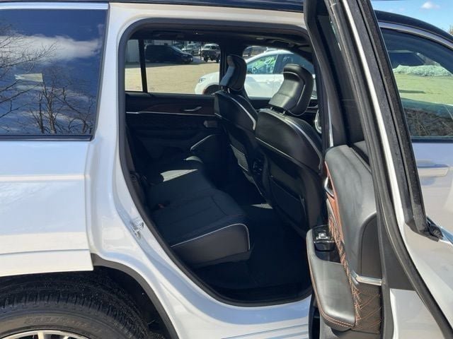 Used 2024 Jeep Grand Cherokee Summit w/ Adv Protech Group IV AWD/4WD image 43