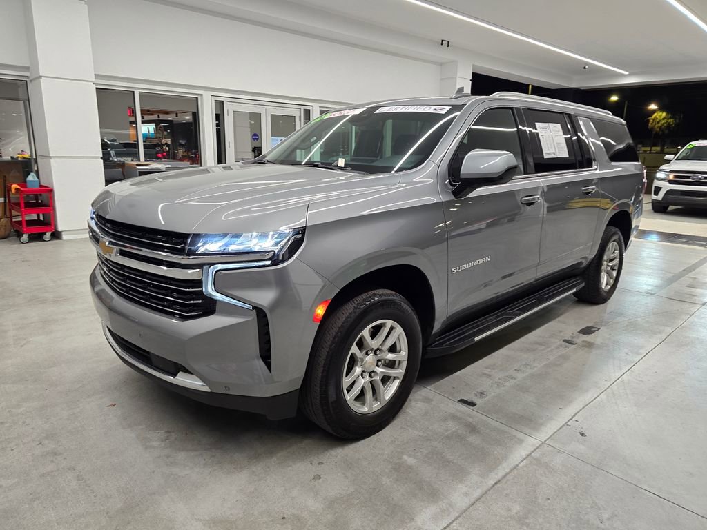 Used 2024 Chevrolet Suburban LT RWD image 2