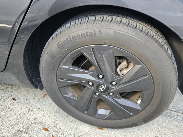Used 2023 Hyundai Elantra SEL w/ Preferred Accessory Package FWD image 11