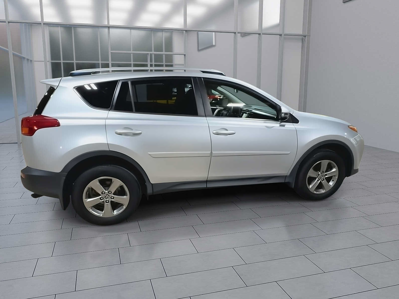 Used 2015 Toyota RAV4 XLE AWD/4WD image 9