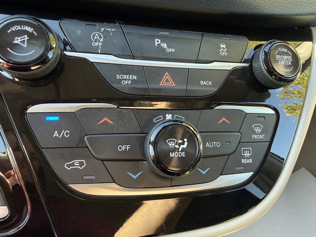 Used 2017 Chrysler Pacifica Touring-L FWD image 32