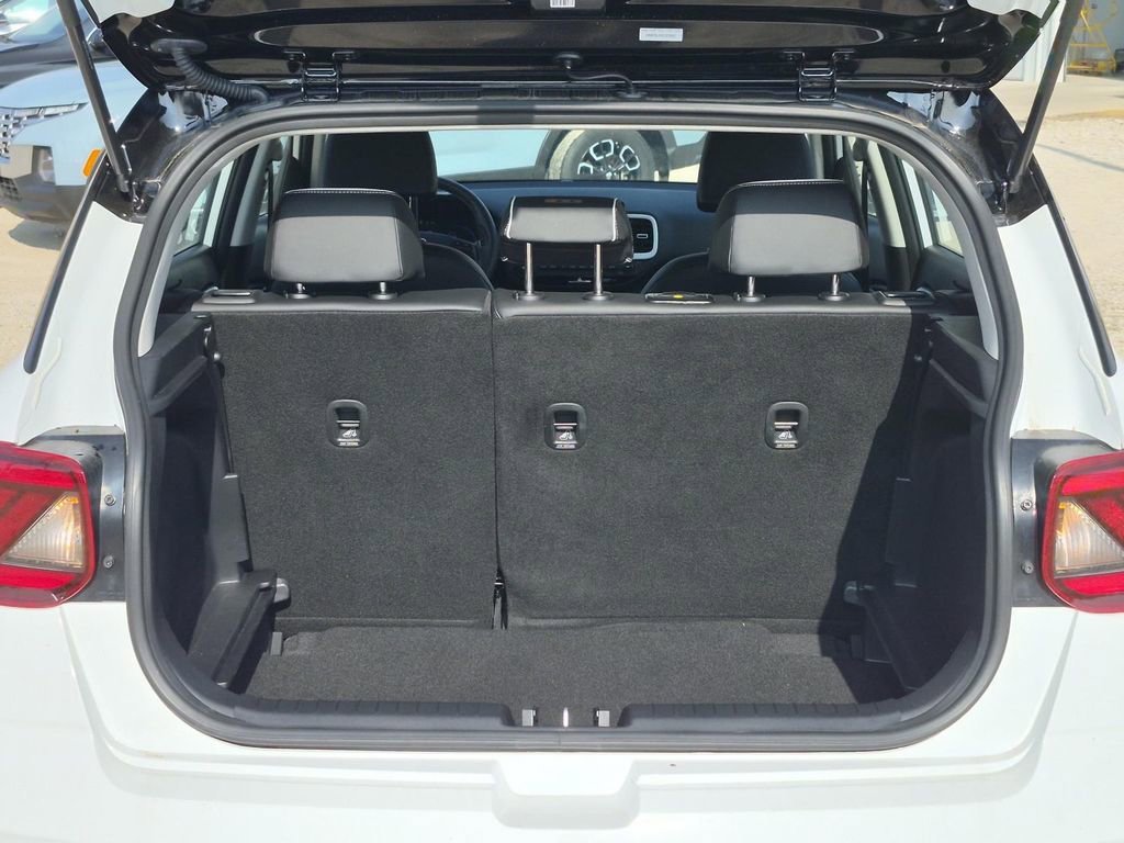 Used 2025 Hyundai Venue Limited image 9