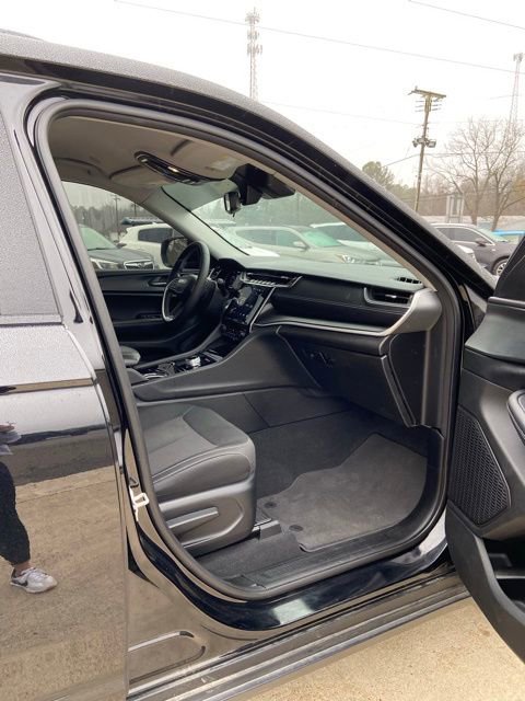 Used 2023 Jeep Grand Cherokee Laredo image 15