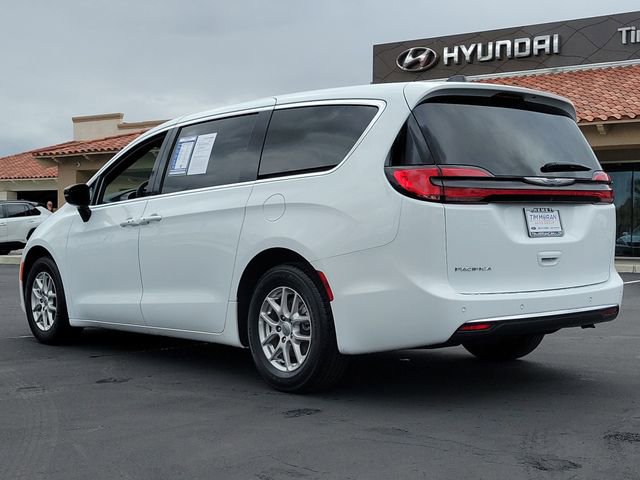 Used 2025 Chrysler Pacifica Select image 4