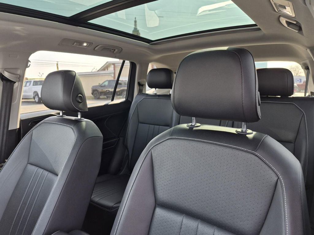 Used 2022 Volkswagen Tiguan SE w/ Panoramic Sunroof Package image 25