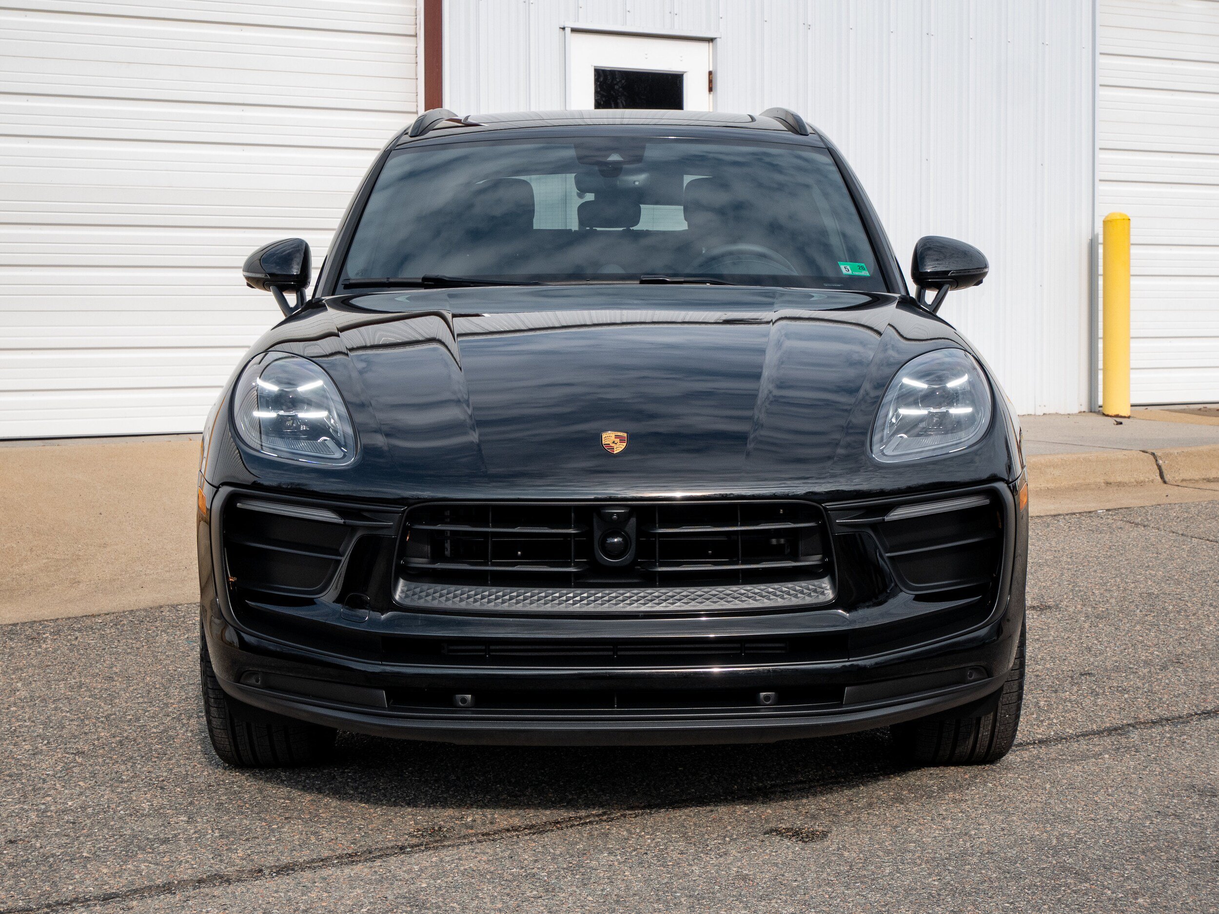 Certified 2025 Porsche Macan AWD/4WD image 10