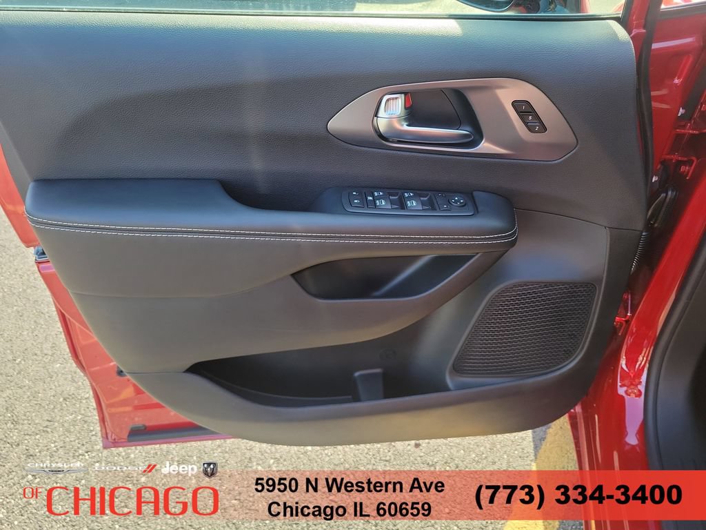 New 2026 Chrysler Pacifica Select AWD/4WD image 18