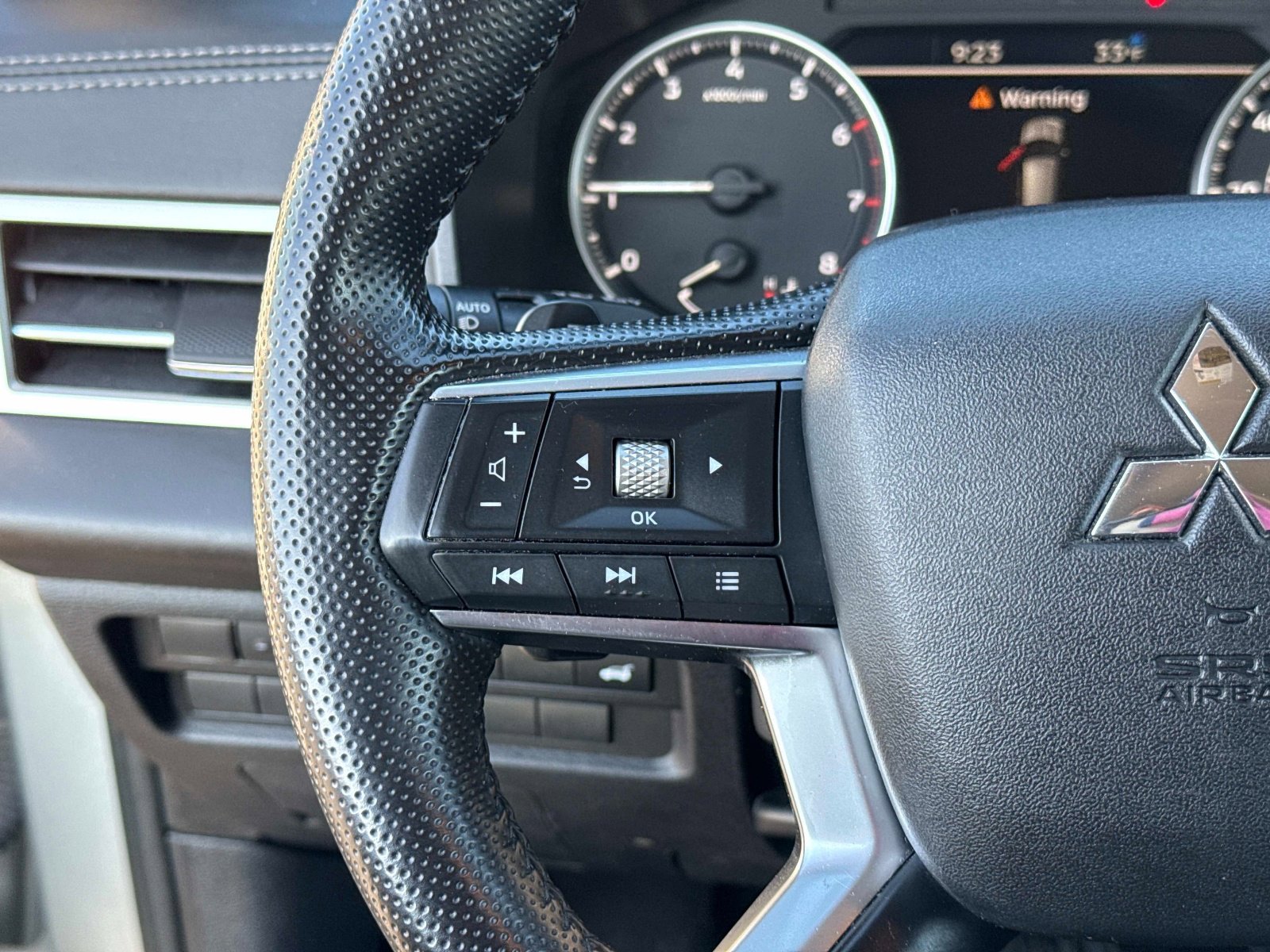 Used 2024 Mitsubishi Outlander SE image 32