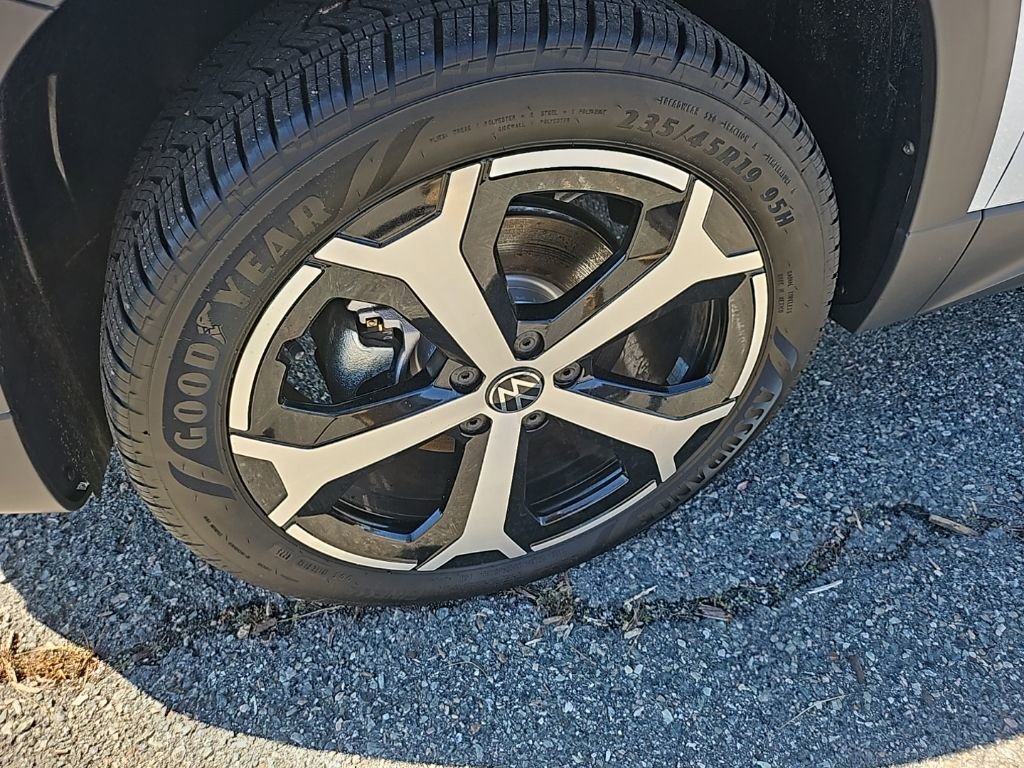 Certified 2025 Volkswagen Taos SEL image 20