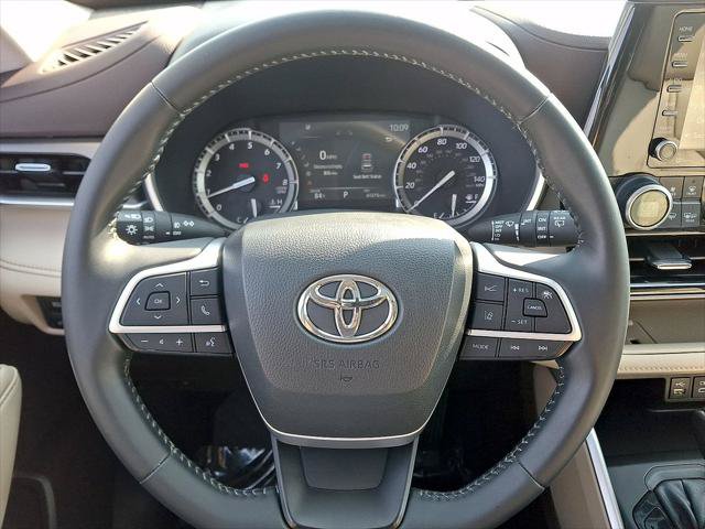 Used 2022 Toyota Highlander XLE AWD/4WD image 16