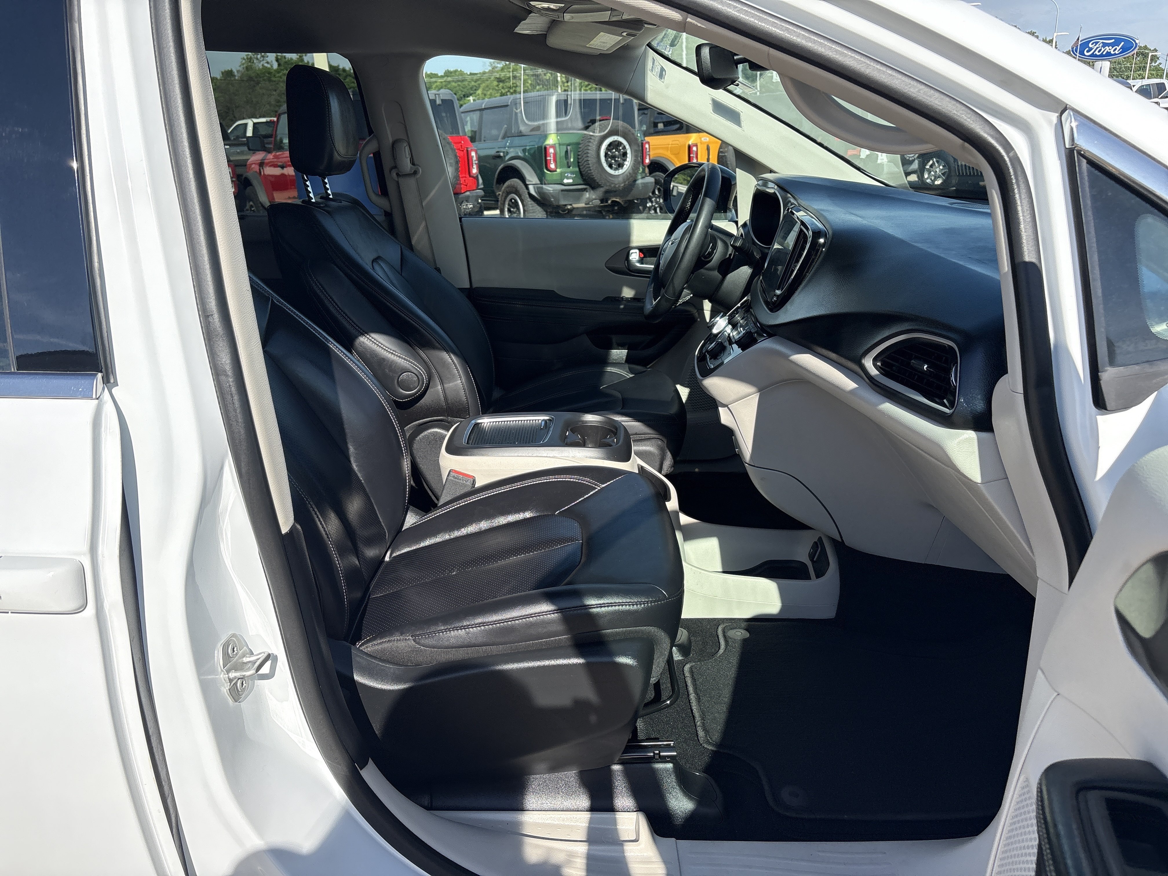 Used 2024 Chrysler Pacifica Touring-L FWD image 9
