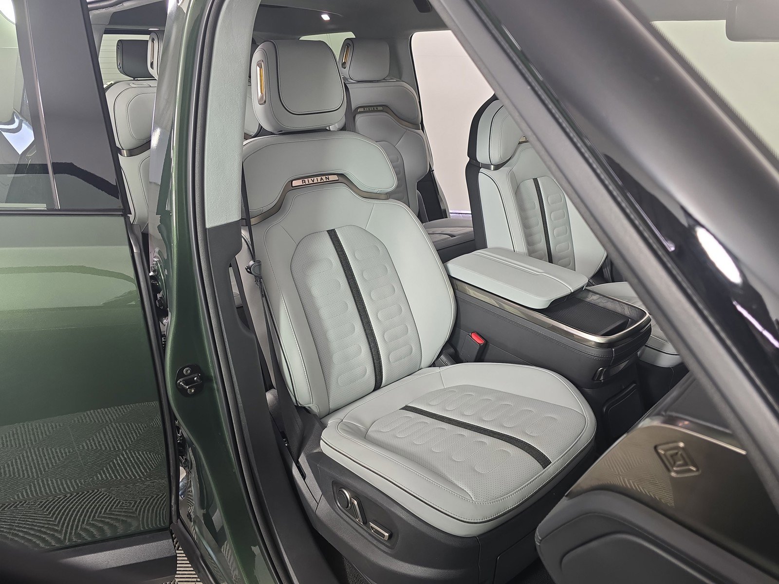 Used 2023 Rivian R1S Adventure AWD/4WD image 24