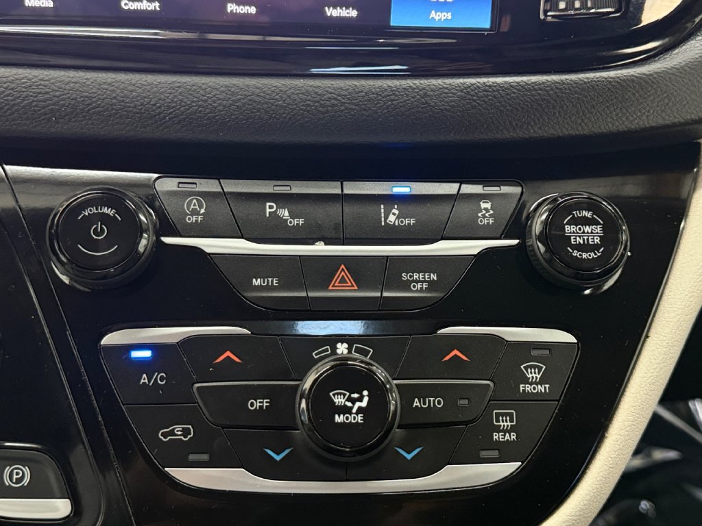 Used 2023 Chrysler Pacifica Touring-L FWD image 25