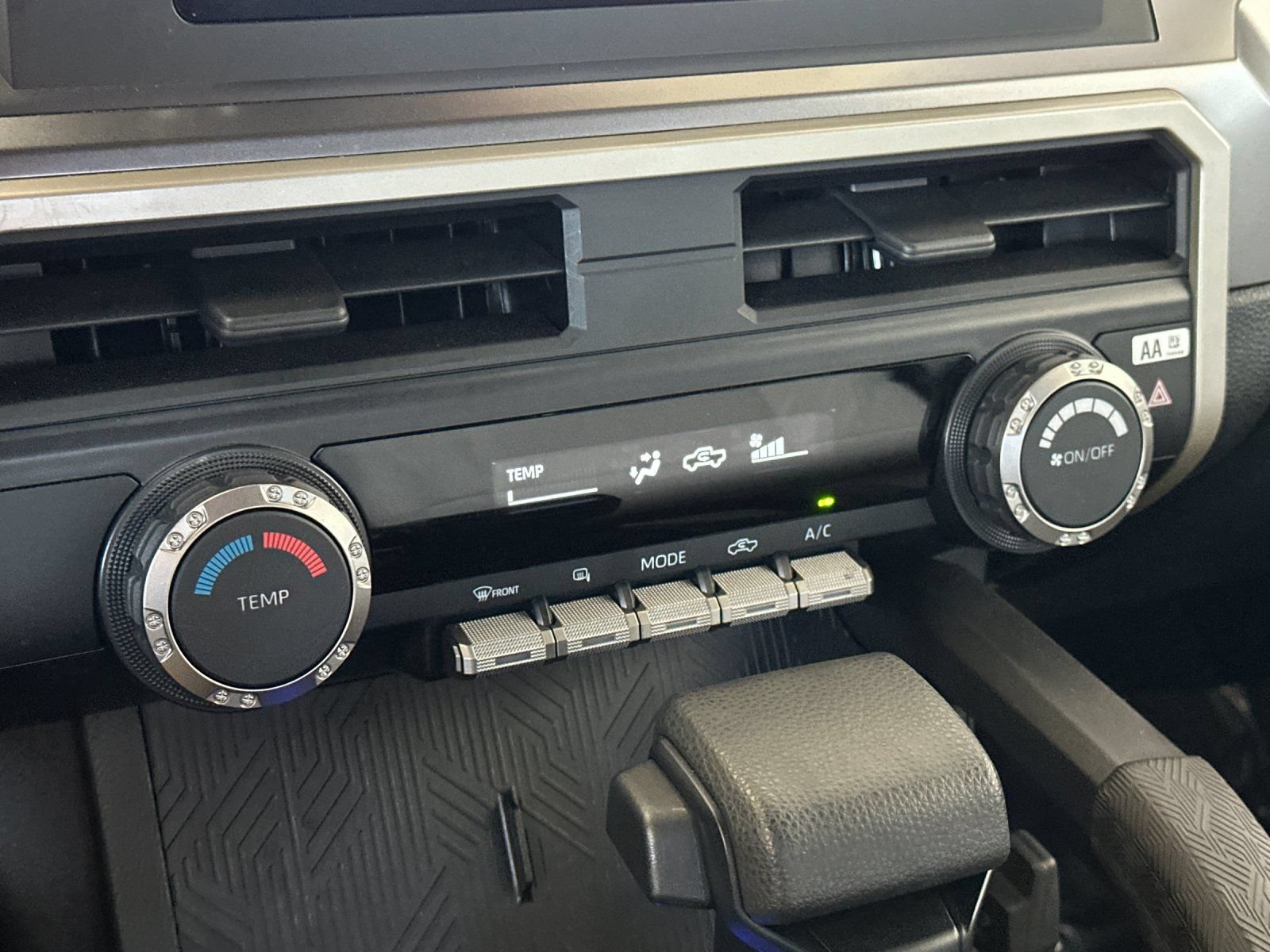 Used 2025 Toyota Tacoma SR5 AWD/4WD image 17