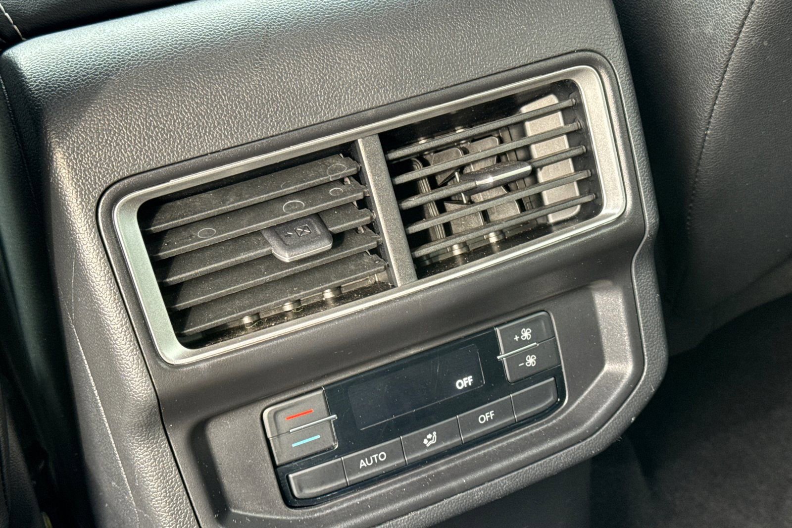 Used 2025 Volkswagen Atlas SE image 13