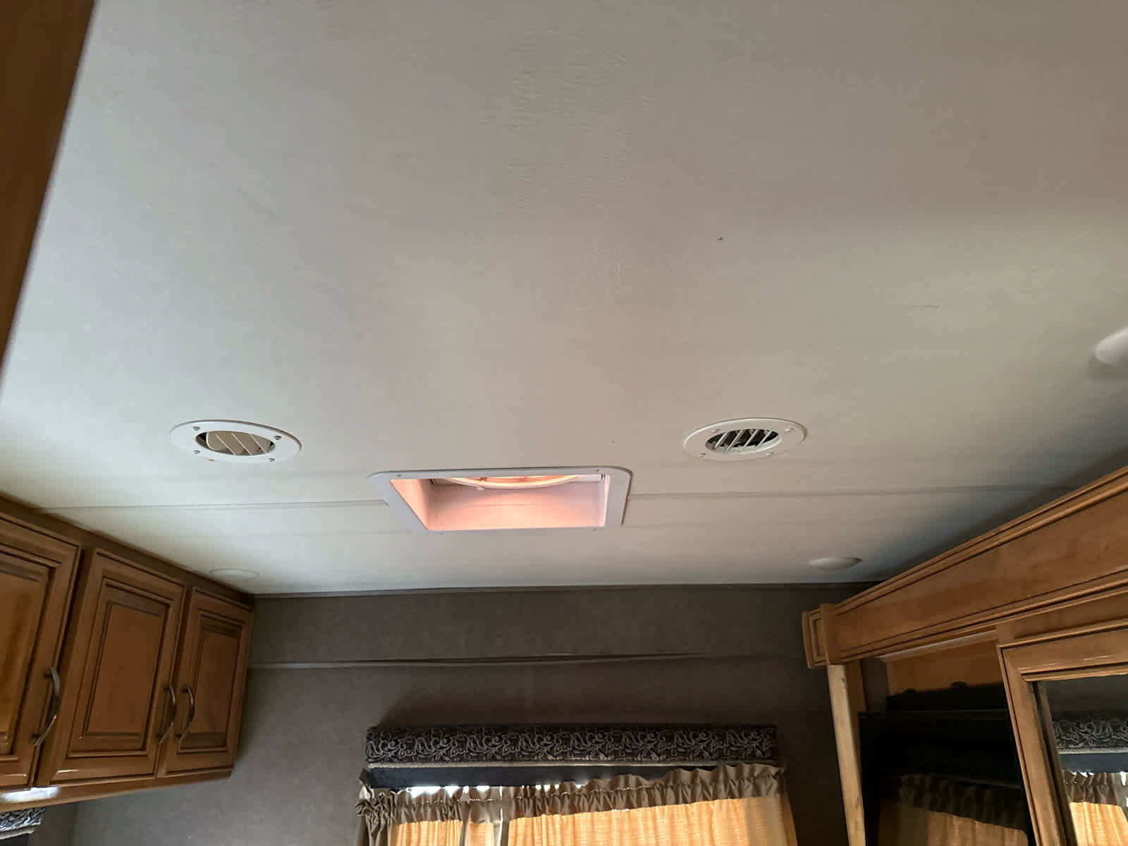 Used 2017 Ford E-450 and Econoline 450 Super Duty w/ Motorhome Prep Package RWD image 21