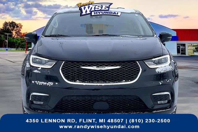 Used 2024 Chrysler Pacifica Limited image 3