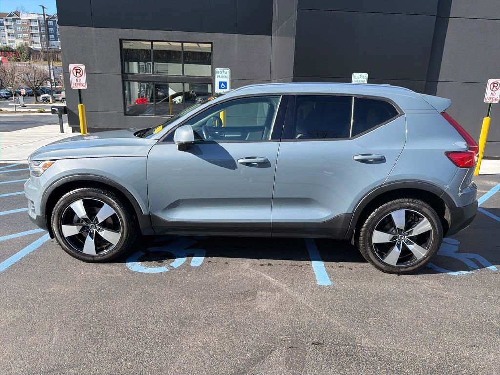 Used 2020 Volvo XC40 T5 Momentum w/ Protection Package Premier image 3