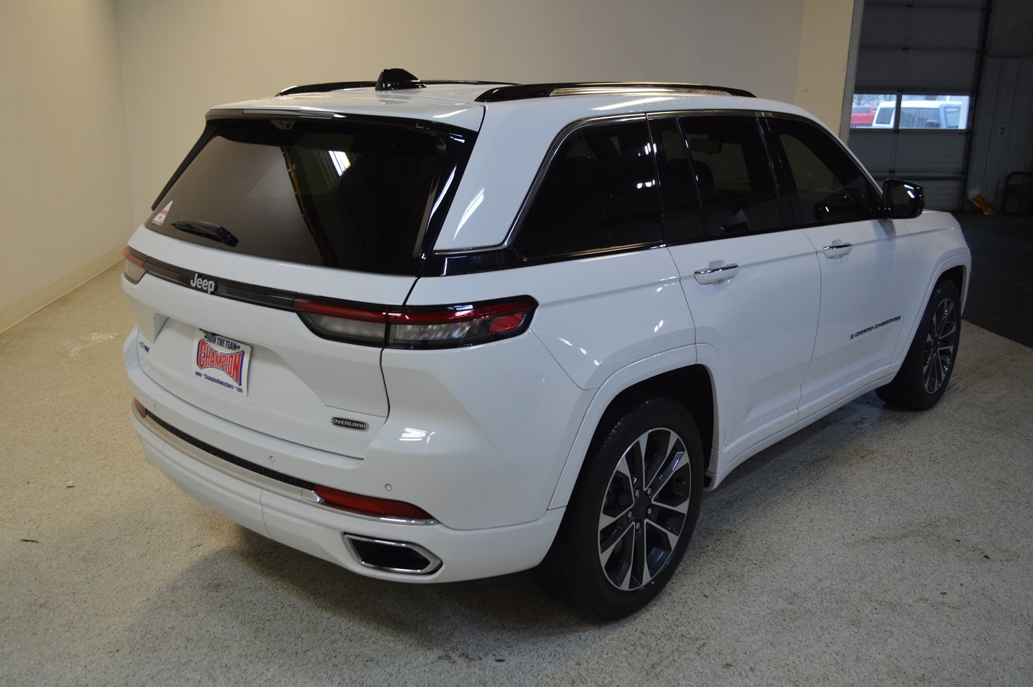 Used 2023 Jeep Grand Cherokee Overland w/ Advanced Protech Group III image 3