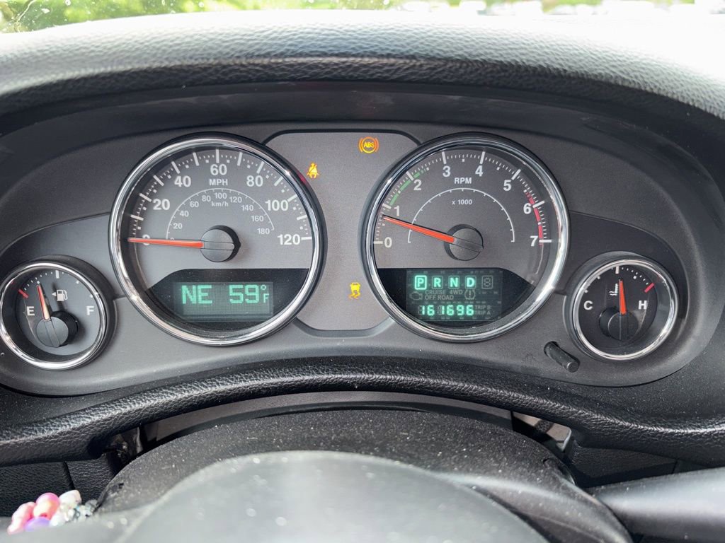 Used 2014 Jeep Wrangler Unlimited Sahara w/ Dual Top Group AWD/4WD image 13