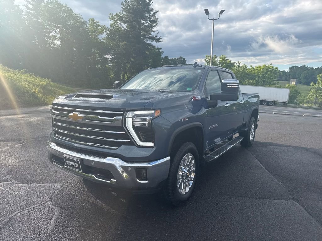 Used 2025 Chevrolet Silverado 2500 LTZ w/ LTZ Plus Package AWD/4WD image 4