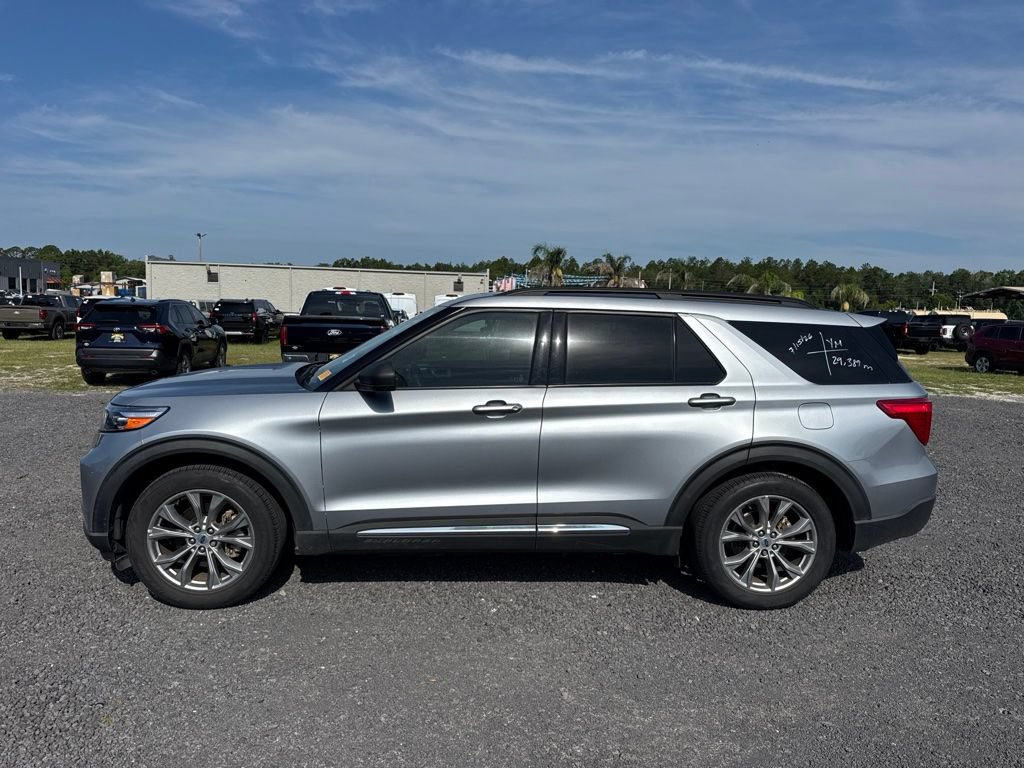 Used 2022 Ford Explorer XLT w/ Equipment Group 202A RWD image 2