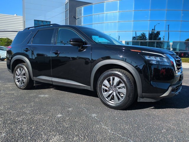 Used 2025 Nissan Pathfinder SV image 2