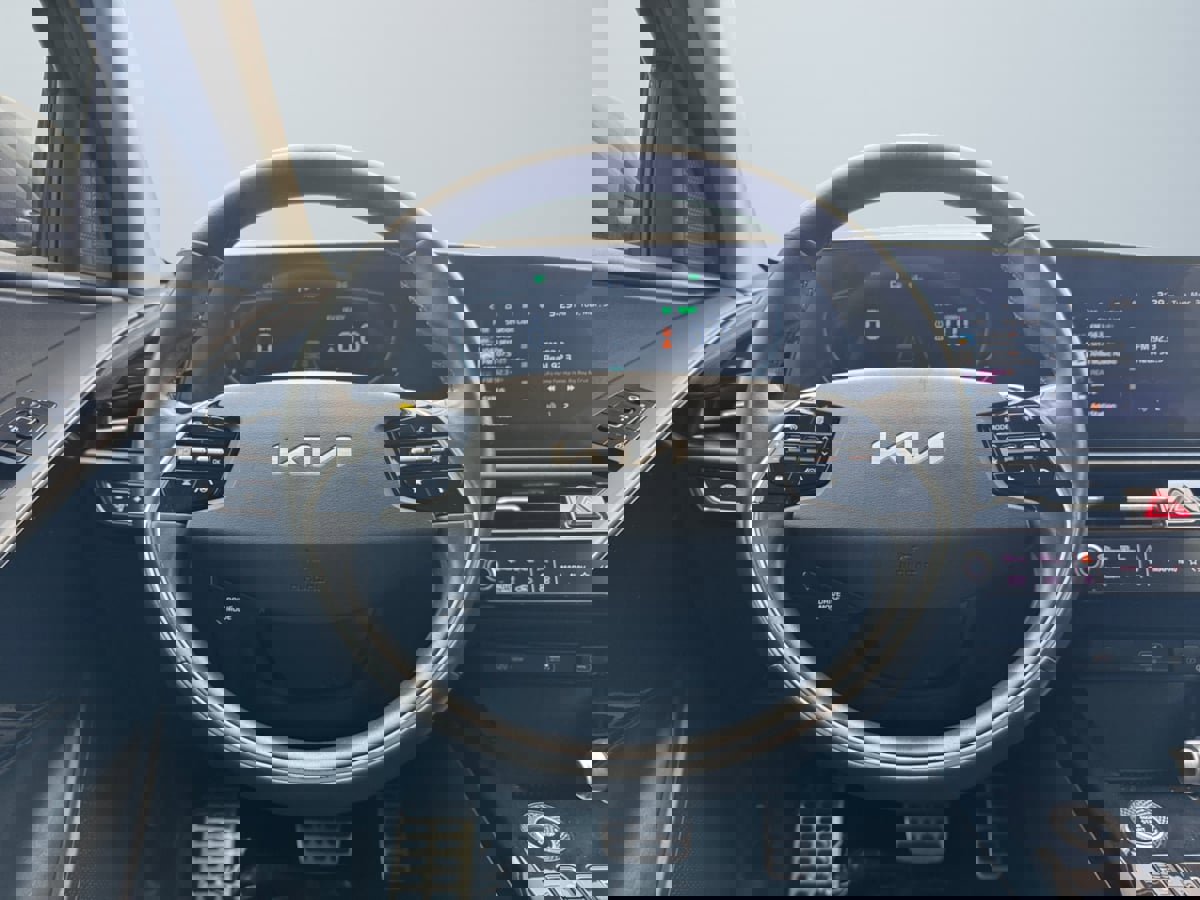 Used 2025 Kia Niro EX Touring image 11