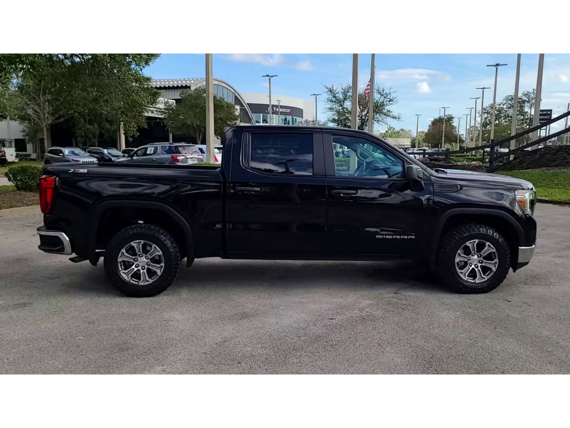 Used 2021 GMC Sierra 1500 4x4 Crew Cab w/ Sierra Value Package image 2