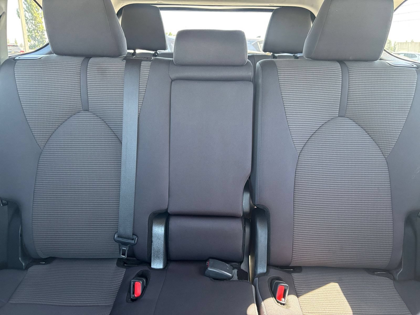 Used 2025 Toyota Highlander LE FWD image 39