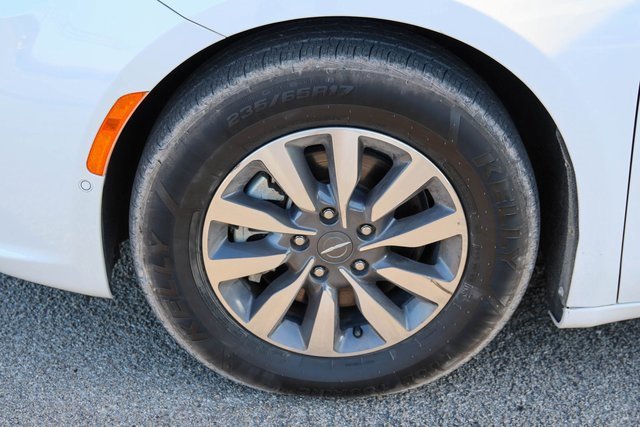 Used 2021 Chrysler Pacifica Touring-L image 7