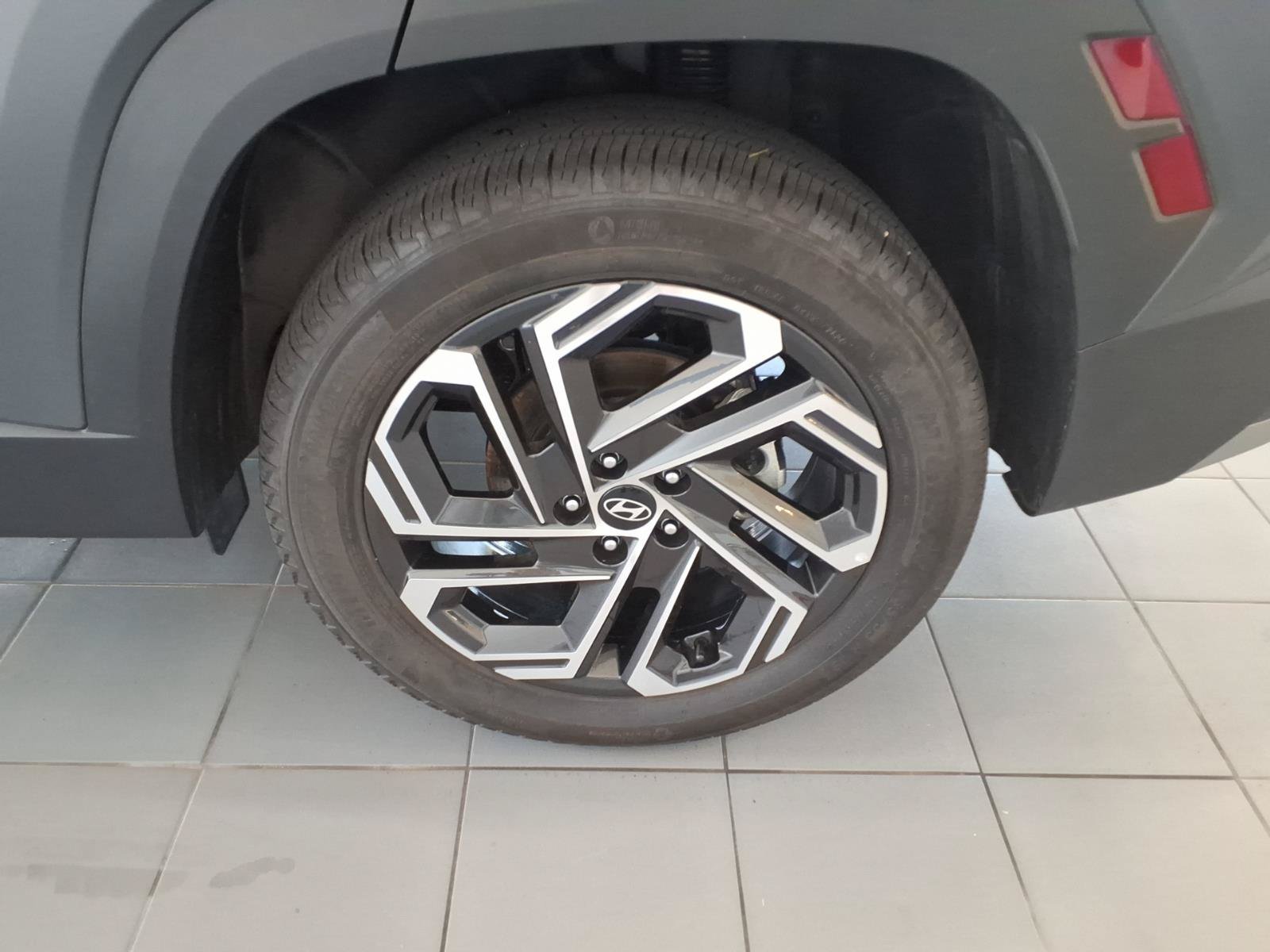 Certified 2025 Hyundai Tucson Limited AWD/4WD image 16