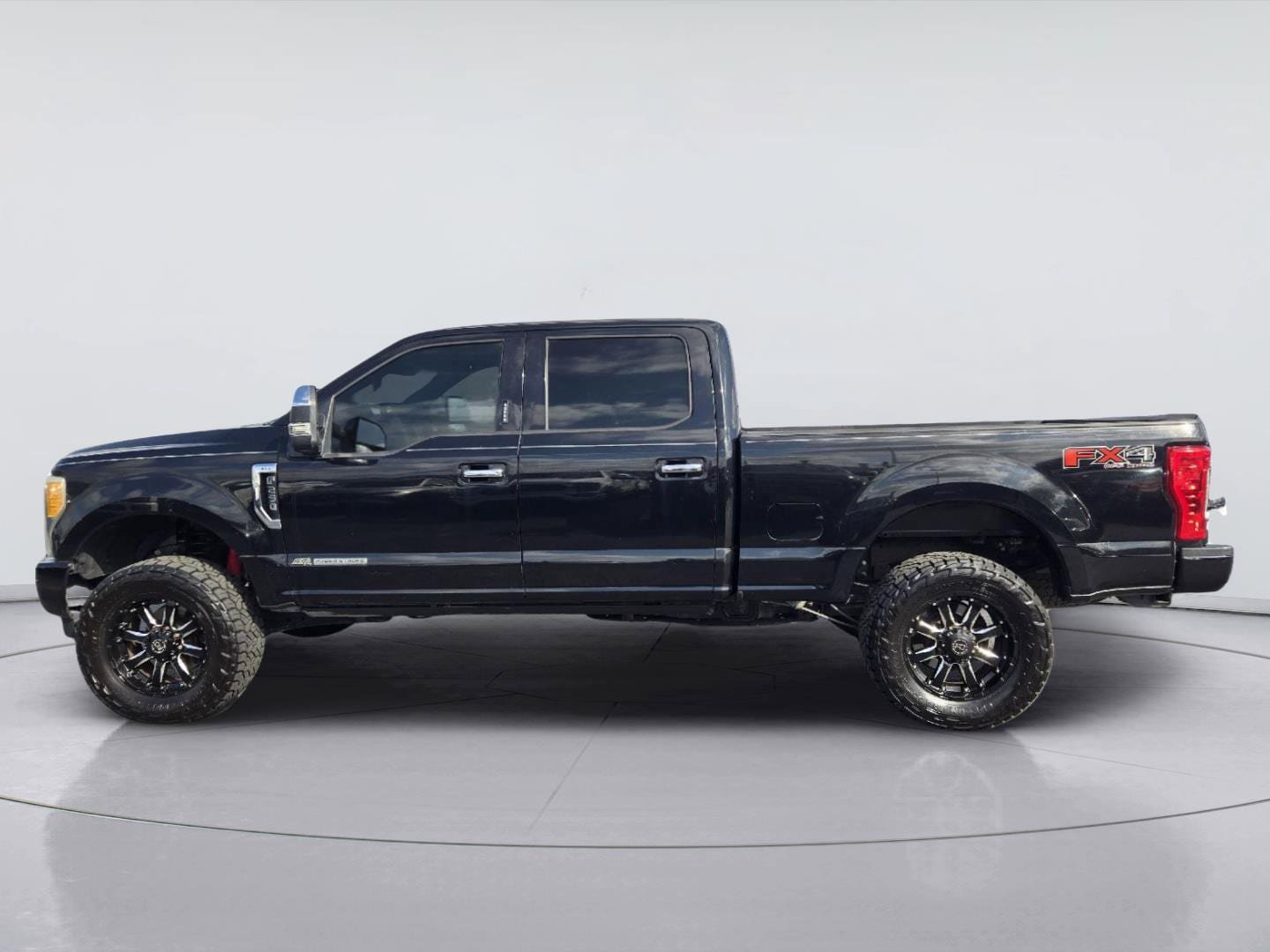 Used 2017 Ford F250 XLT w/ XLT Premium Package AWD/4WD image 5