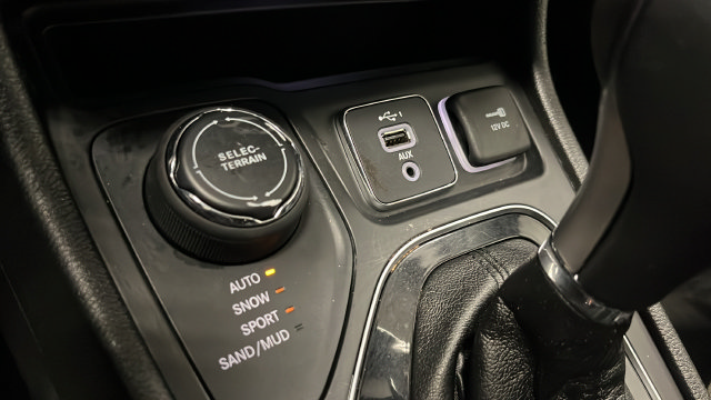 Used 2020 Jeep Cherokee Limited AWD/4WD image 31