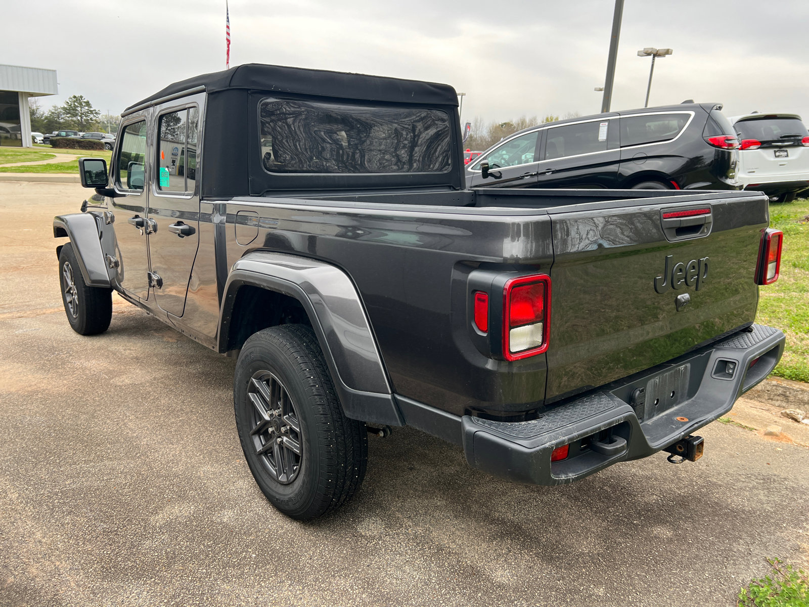 Used 2024 Jeep Gladiator Sport image 7