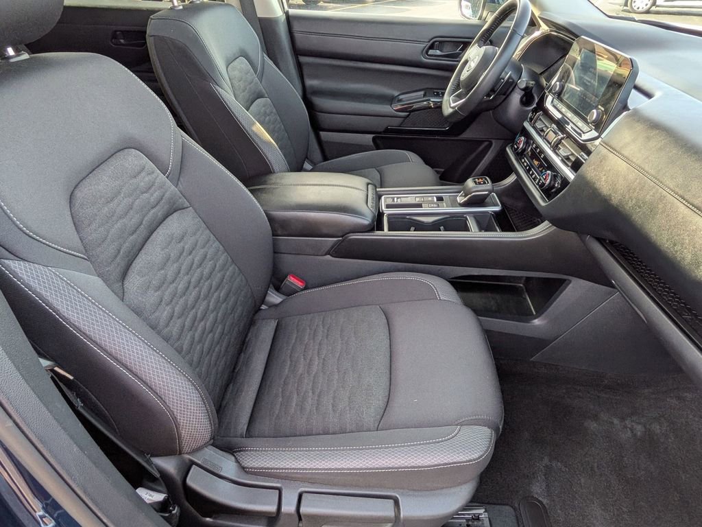 Used 2025 Nissan Pathfinder SV w/ SV Premium Package image 27