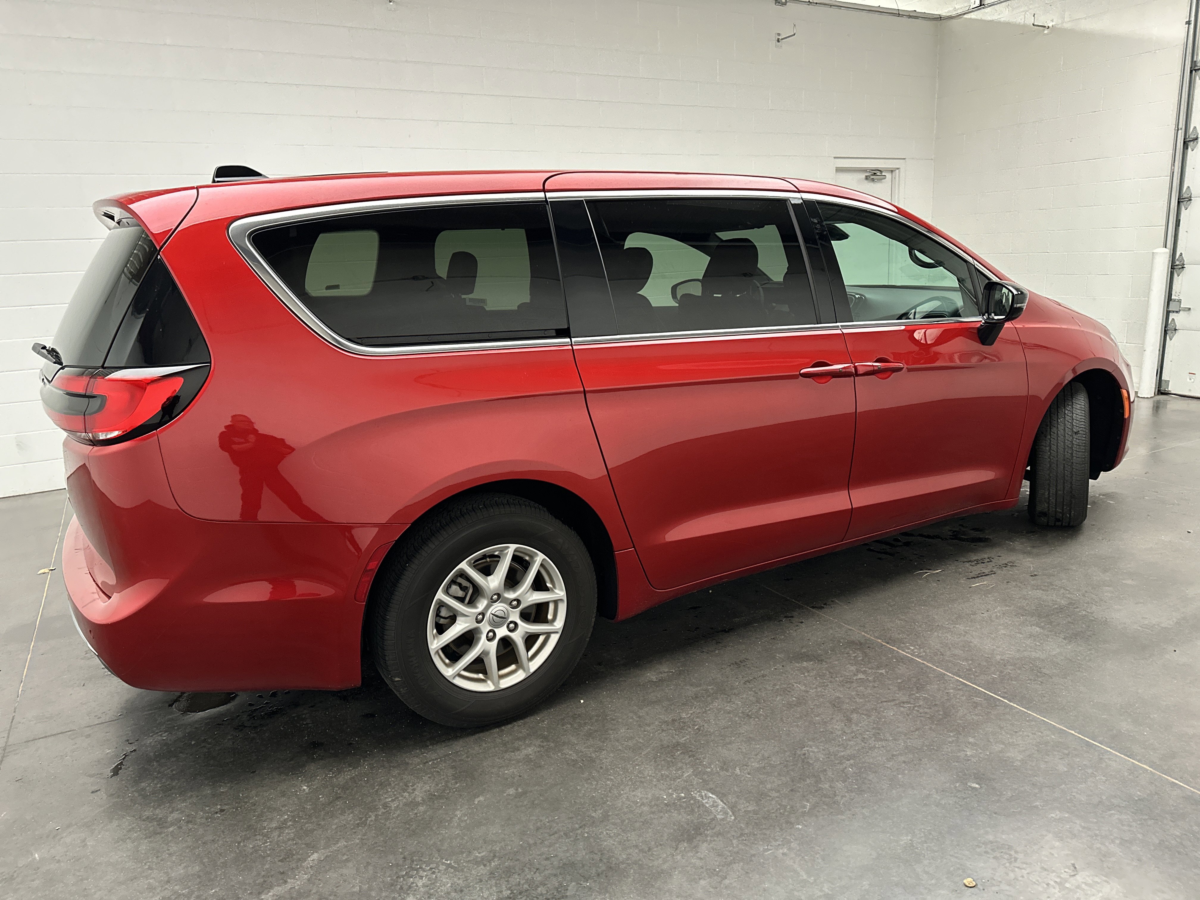 Used 2025 Chrysler Pacifica Select FWD image 9