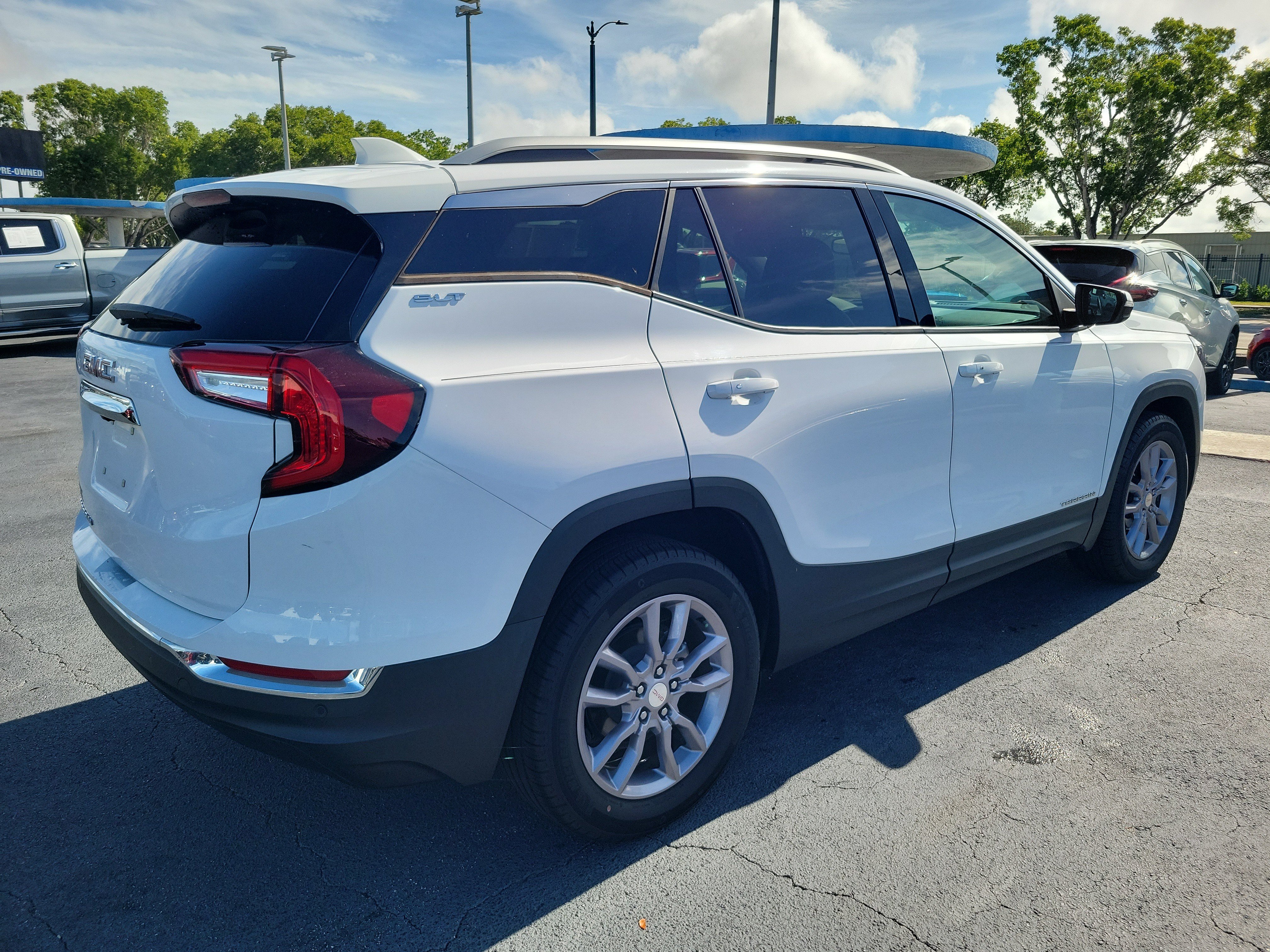 Used 2023 GMC Terrain SLT FWD image 4
