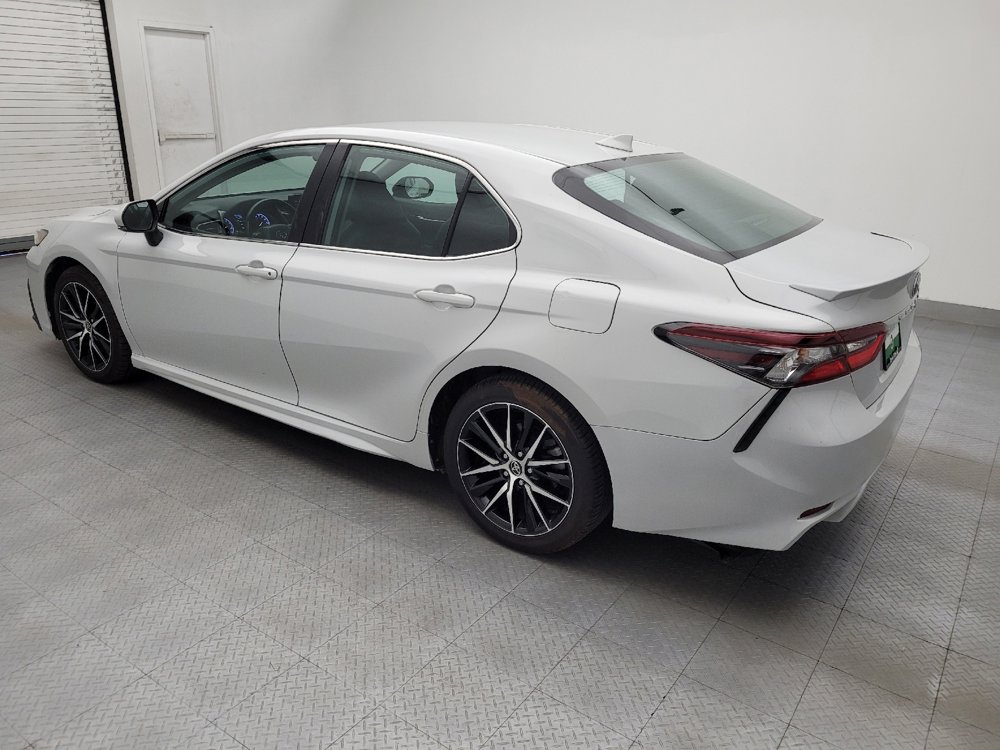 Used 2022 Toyota Camry SE FWD image 3