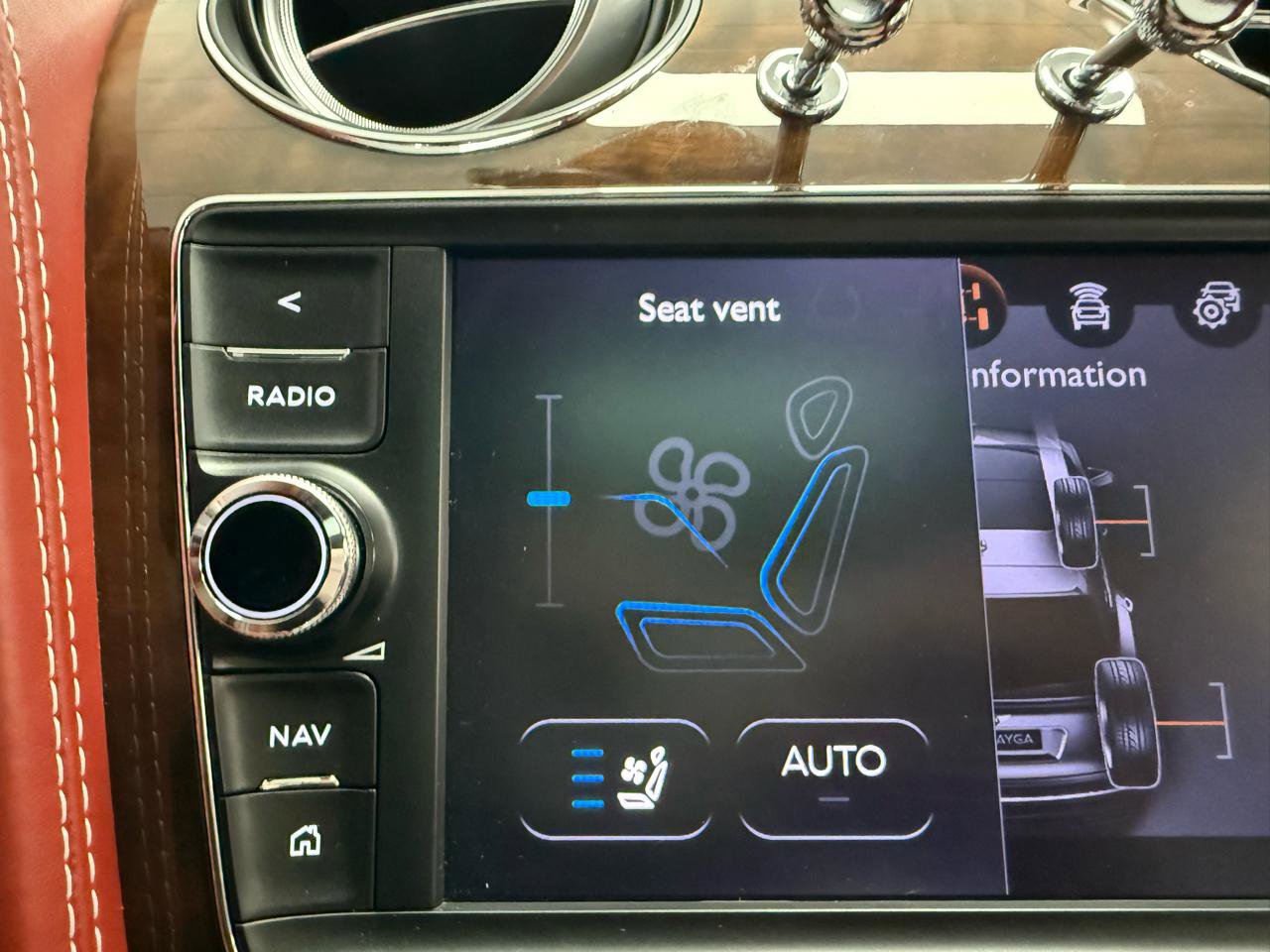 Used 2018 Bentley Bentayga Mulliner AWD/4WD image 19