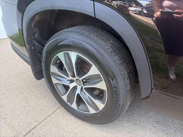 Used 2021 Toyota Highlander XLE AWD/4WD image 11