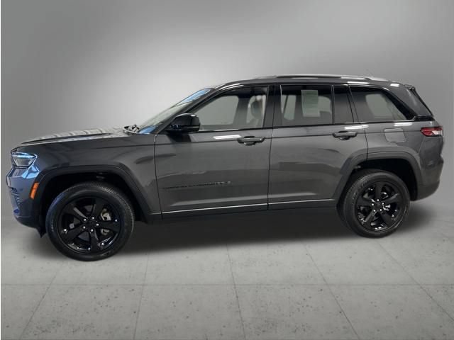 Used 2023 Jeep Grand Cherokee Altitude AWD/4WD image 2