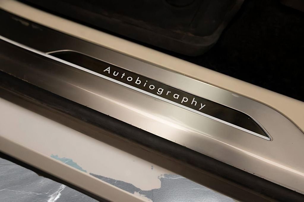Used 2025 Land Rover Range Rover Autobiography image 23