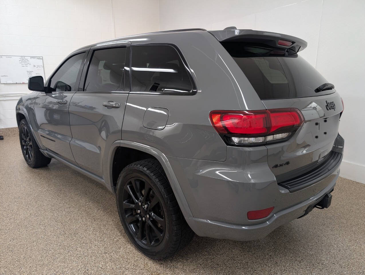 Used 2022 Jeep Grand Cherokee Altitude AWD/4WD image 3