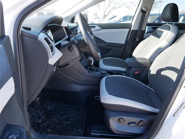 Certified 2025 Volkswagen Taos SE w/ Panoramic Sunroof Package image 13