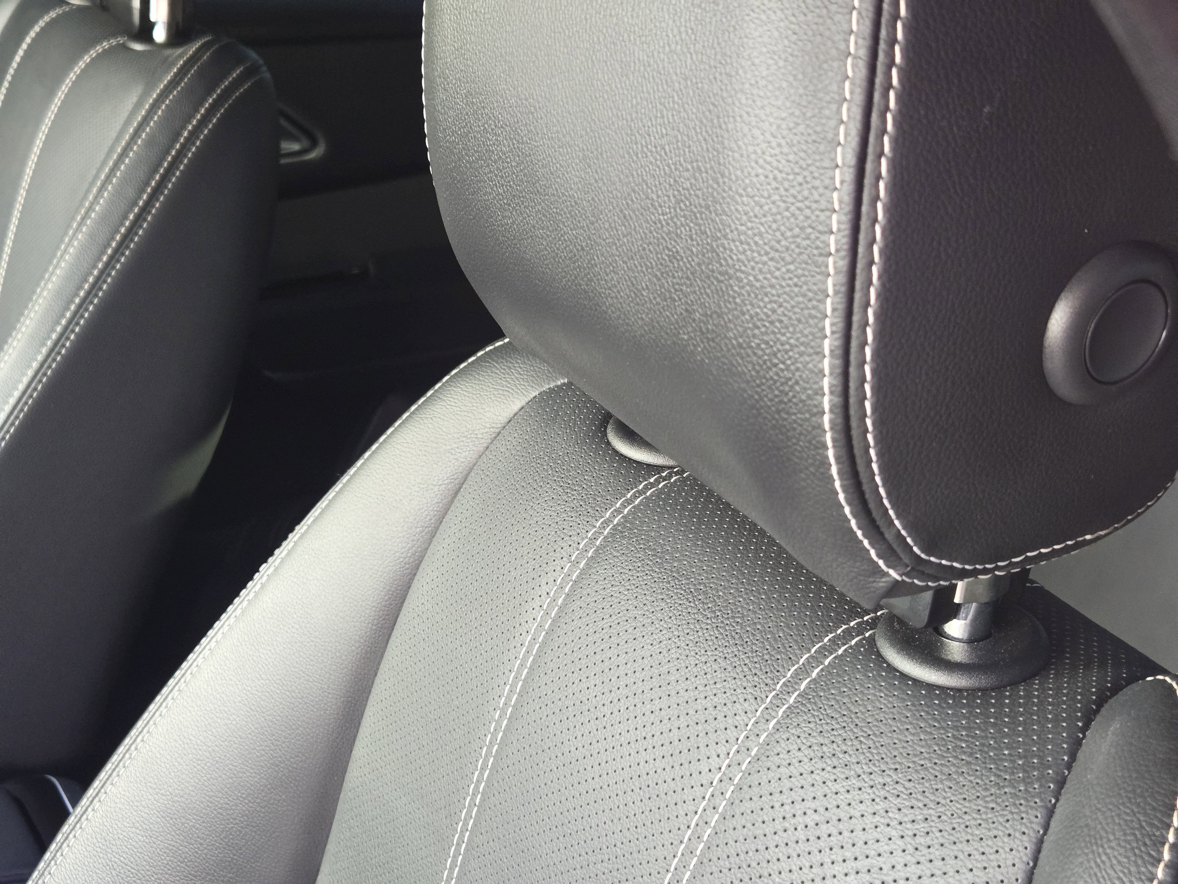 Used 2023 Land Rover Range Rover Velar R-Dynamic S image 18