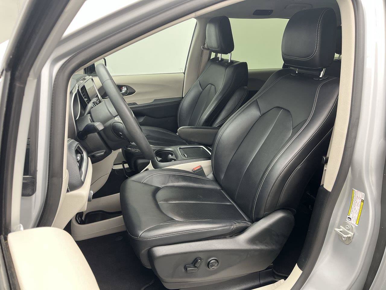 Used 2024 Chrysler Pacifica Limited FWD image 9