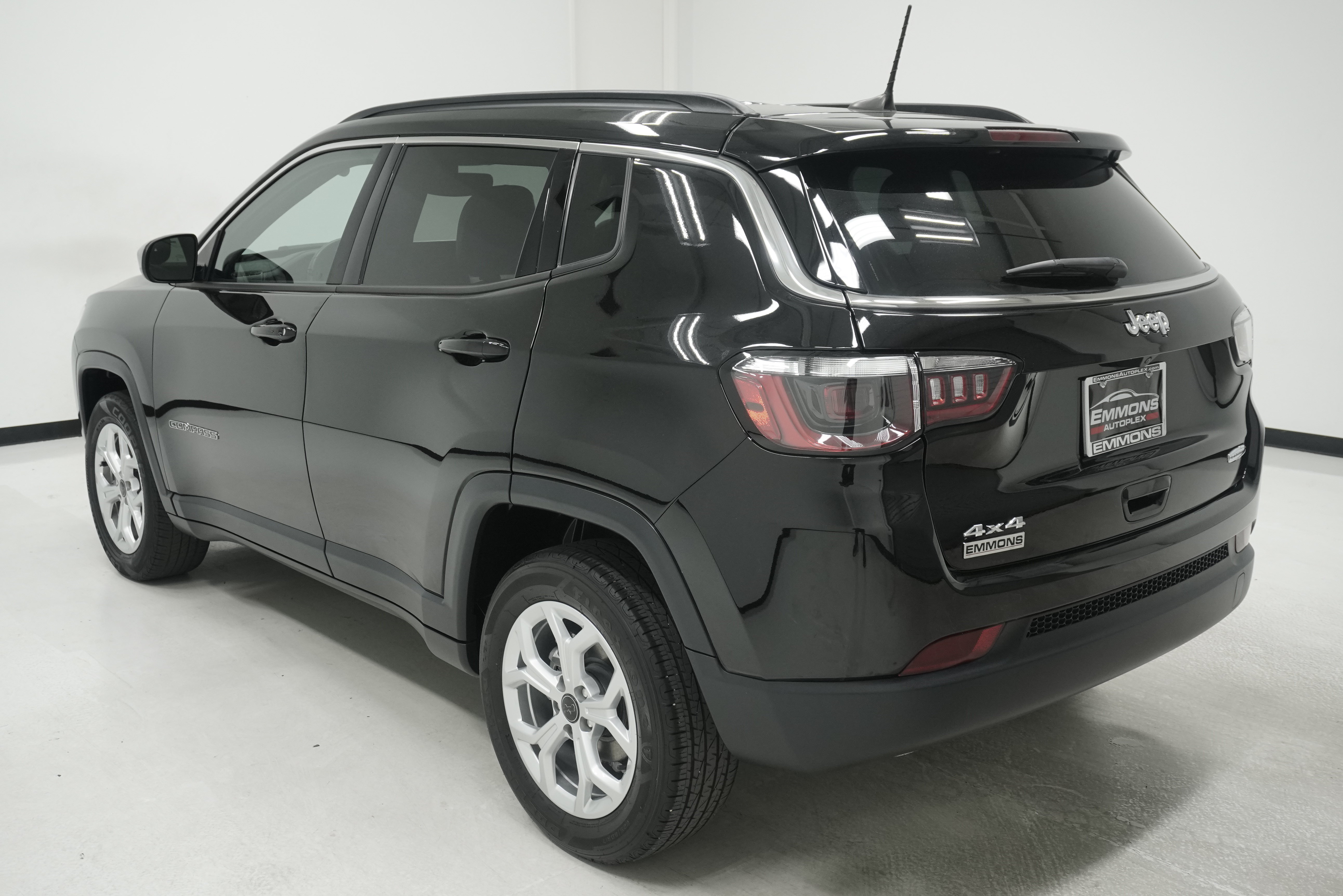 Used 2025 Jeep Compass Latitude AWD/4WD image 6